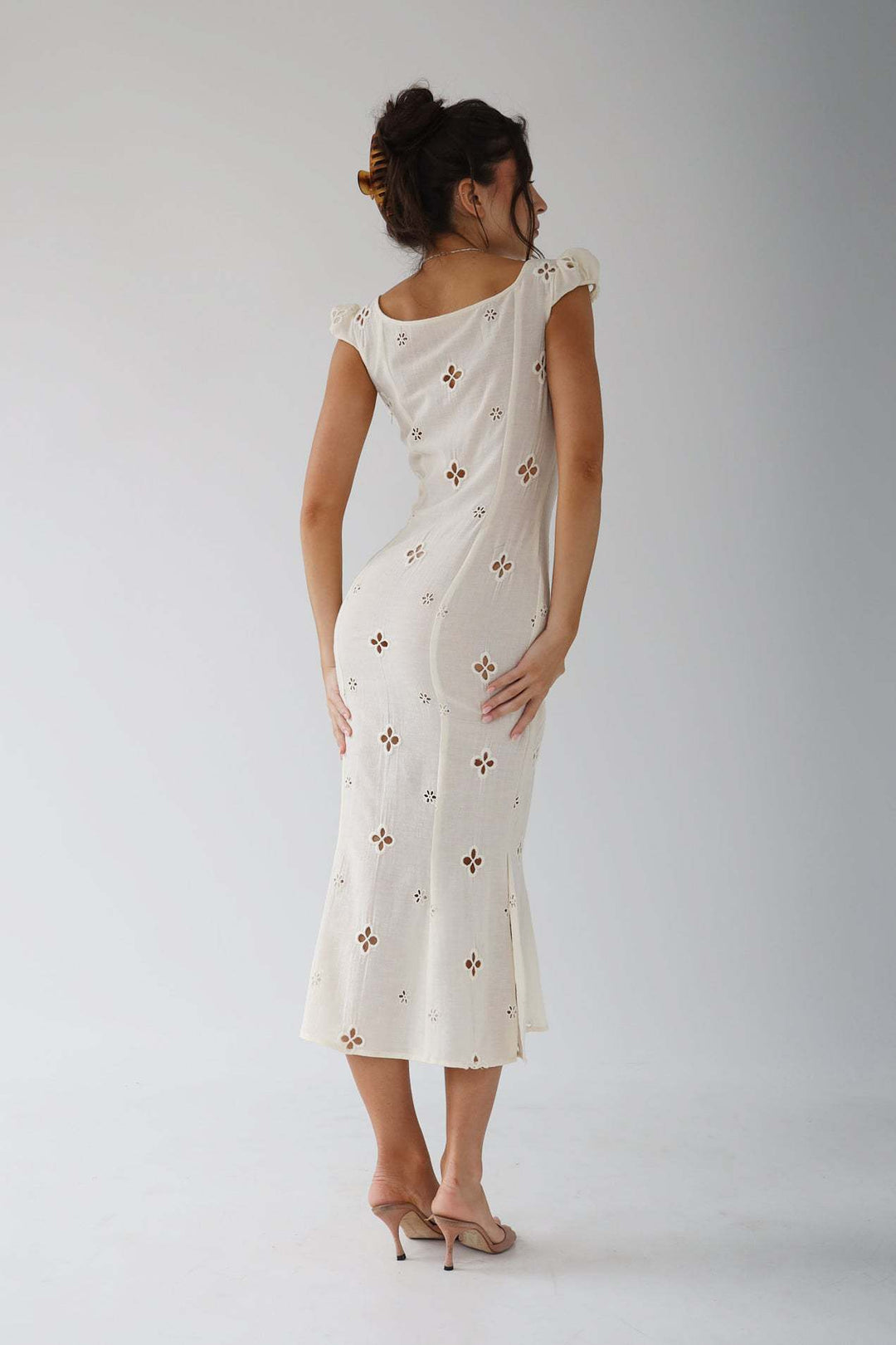 Robe MIDI Vintage en Coton Léger avec Broderie Élégante et Manches Bouffantes – Silhouette en Queue de Poisson-6