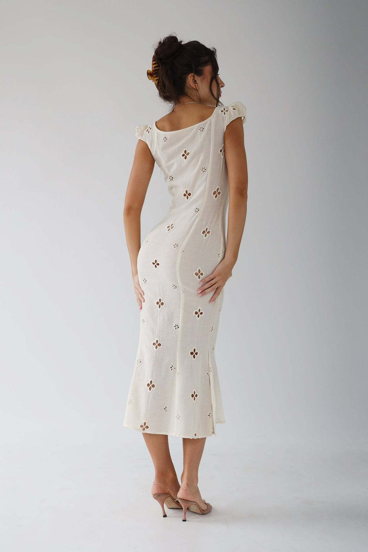 Robe MIDI Vintage en Coton Léger avec Broderie Élégante et Manches Bouffantes – Silhouette en Queue de Poisson-6