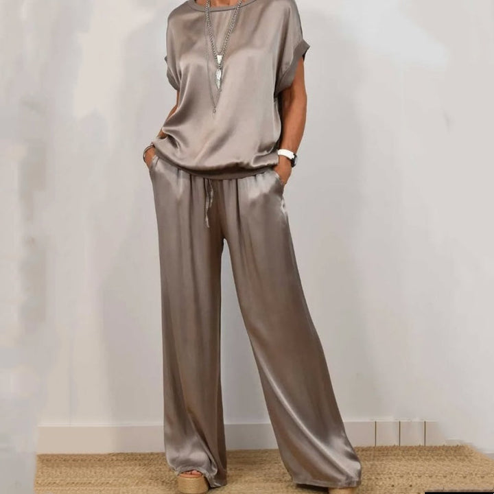 Ensemble Deux Pièces en Satin Élégant avec Blouse Ample et Pantalon à Jambe Large 8