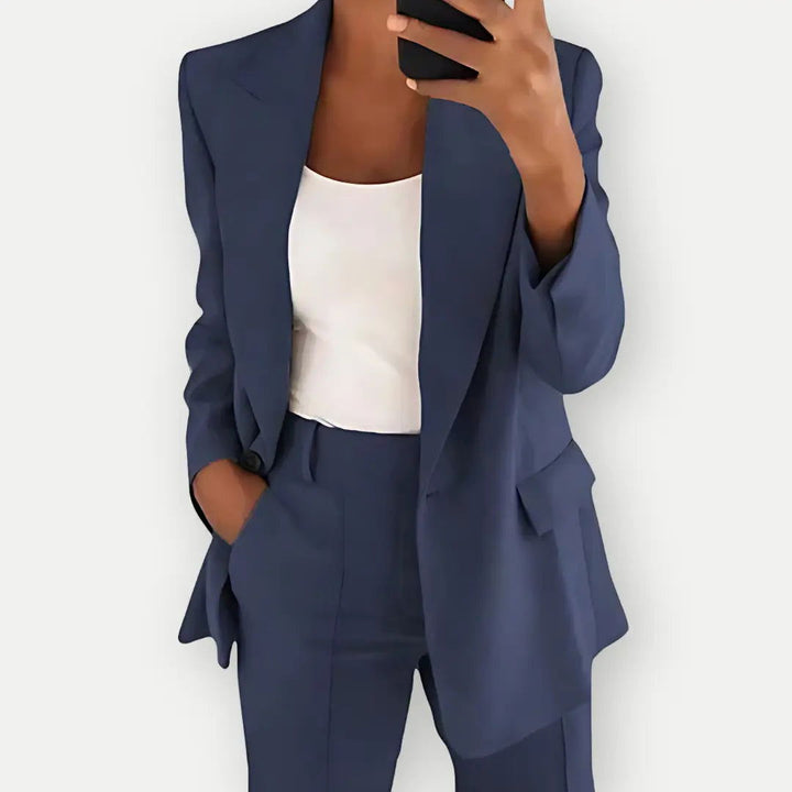 Ensemble Tailleur Femme Élégant en Tissu Premium – Blazer Sur-Mesure et Pantalon Coordonné pour un Style Professionnel 1