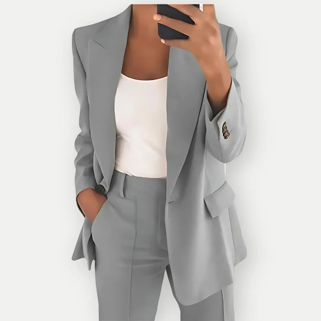 Ensemble Tailleur Femme Élégant en Tissu Premium – Blazer Sur-Mesure et Pantalon Coordonné pour un Style Professionnel 4