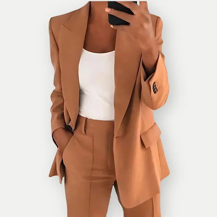 Ensemble Tailleur Femme Élégant en Tissu Premium – Blazer Sur-Mesure et Pantalon Coordonné pour un Style Professionnel 5
