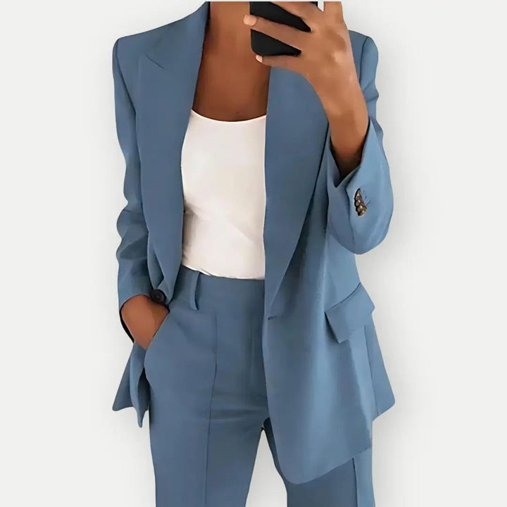 Ensemble Tailleur Femme Élégant en Tissu Premium – Blazer Sur-Mesure et Pantalon Coordonné pour un Style Professionnel 6