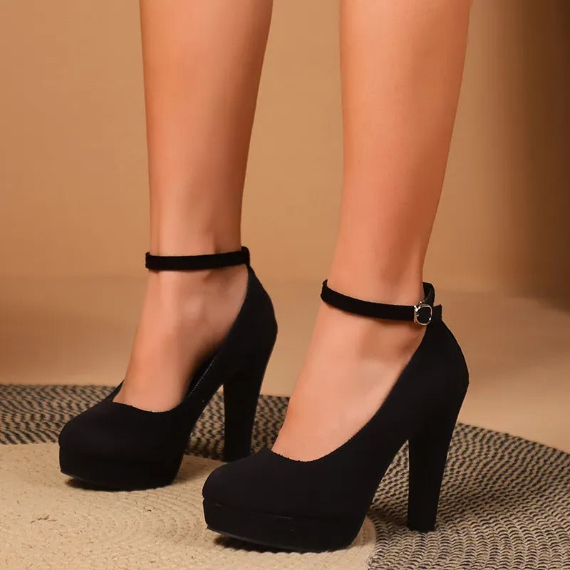 Escarpins Femme Chic et Confortable avec Bride de Cheville – Talons Hauts Noir ou Blanc 1