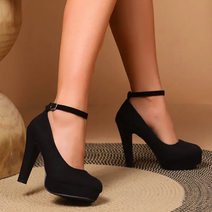 Escarpins Femme Chic et Confortable avec Bride de Cheville – Talons Hauts Noir ou Blanc 2