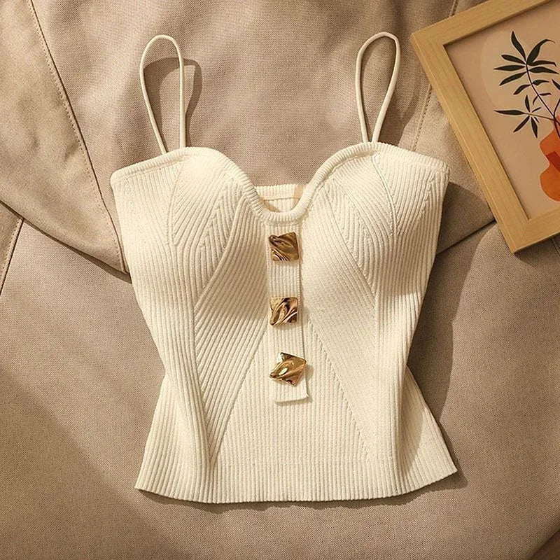 Haut Court Tricoté Épuré avec Détails Sculpturaux en Or – Confort et Élégance, Disponible en S, M, L 0