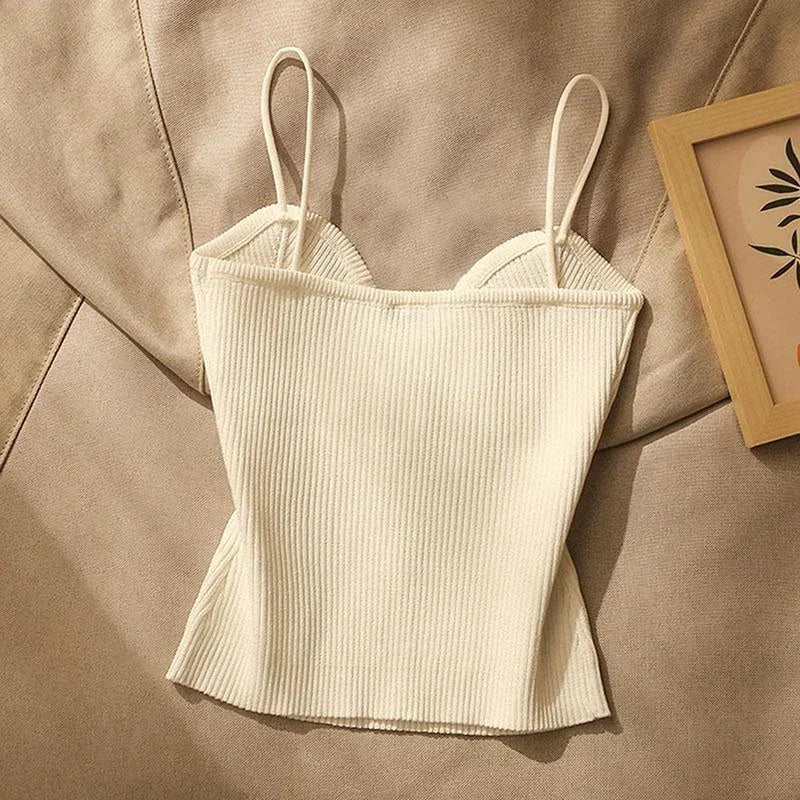 Haut Court Tricoté Épuré avec Détails Sculpturaux en Or – Confort et Élégance, Disponible en S, M, L 3