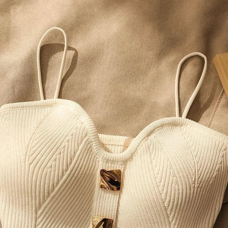 Haut Court Tricoté Épuré avec Détails Sculpturaux en Or – Confort et Élégance, Disponible en S, M, L 4