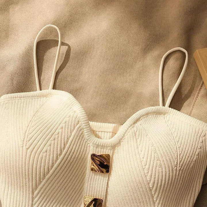 Haut Court Tricoté Épuré avec Détails Sculpturaux en Or – Confort et Élégance, Disponible en S, M, L 4