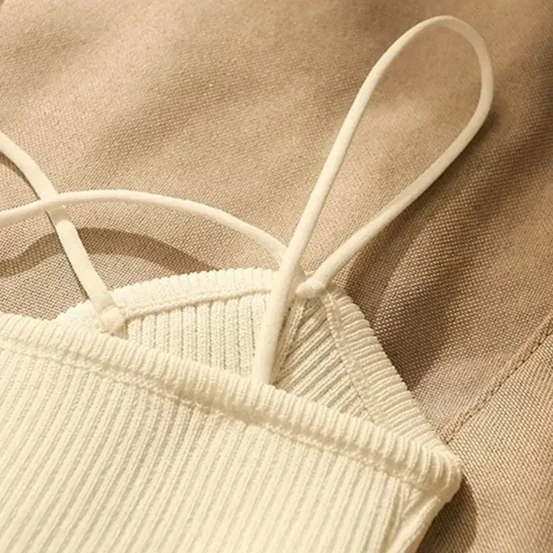 Haut Court Tricoté Épuré avec Détails Sculpturaux en Or – Confort et Élégance, Disponible en S, M, L 6