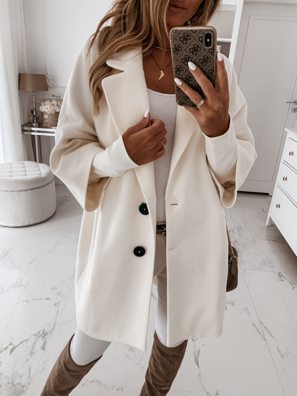 Manteau Hiver Femme Élégant Ivoire avec Boutons Contrastés – Coupe Ajustée et Confort Oversize 0