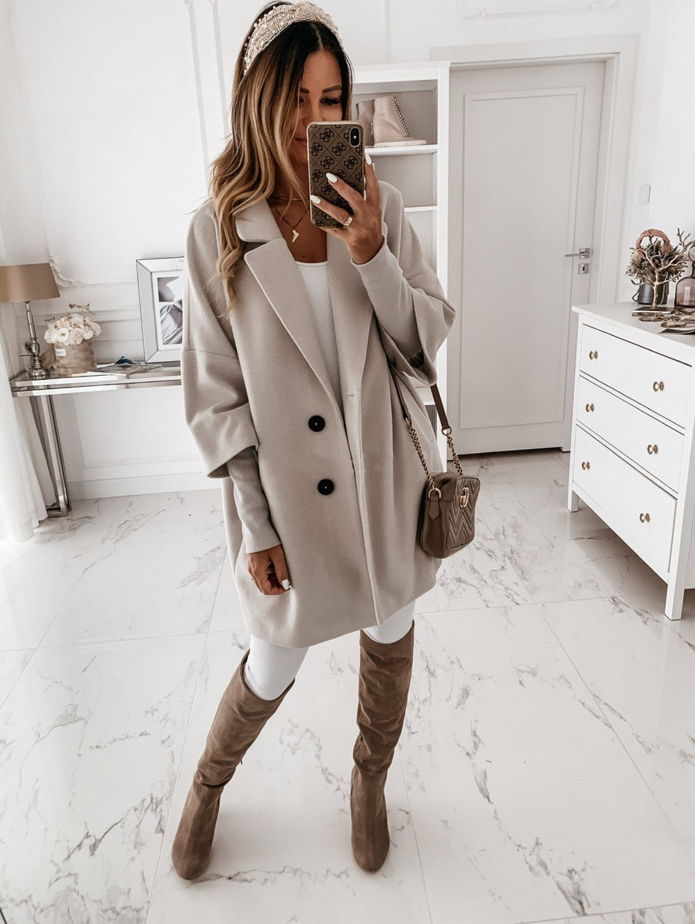 Manteau Hiver Femme Élégant Ivoire avec Boutons Contrastés – Coupe Ajustée et Confort Oversize 1