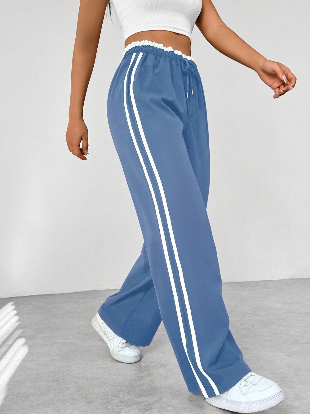 Pantalon Sportif Femme Large avec Taille Élastique et Rayures Latérales – Confort et Style Décontracté 1