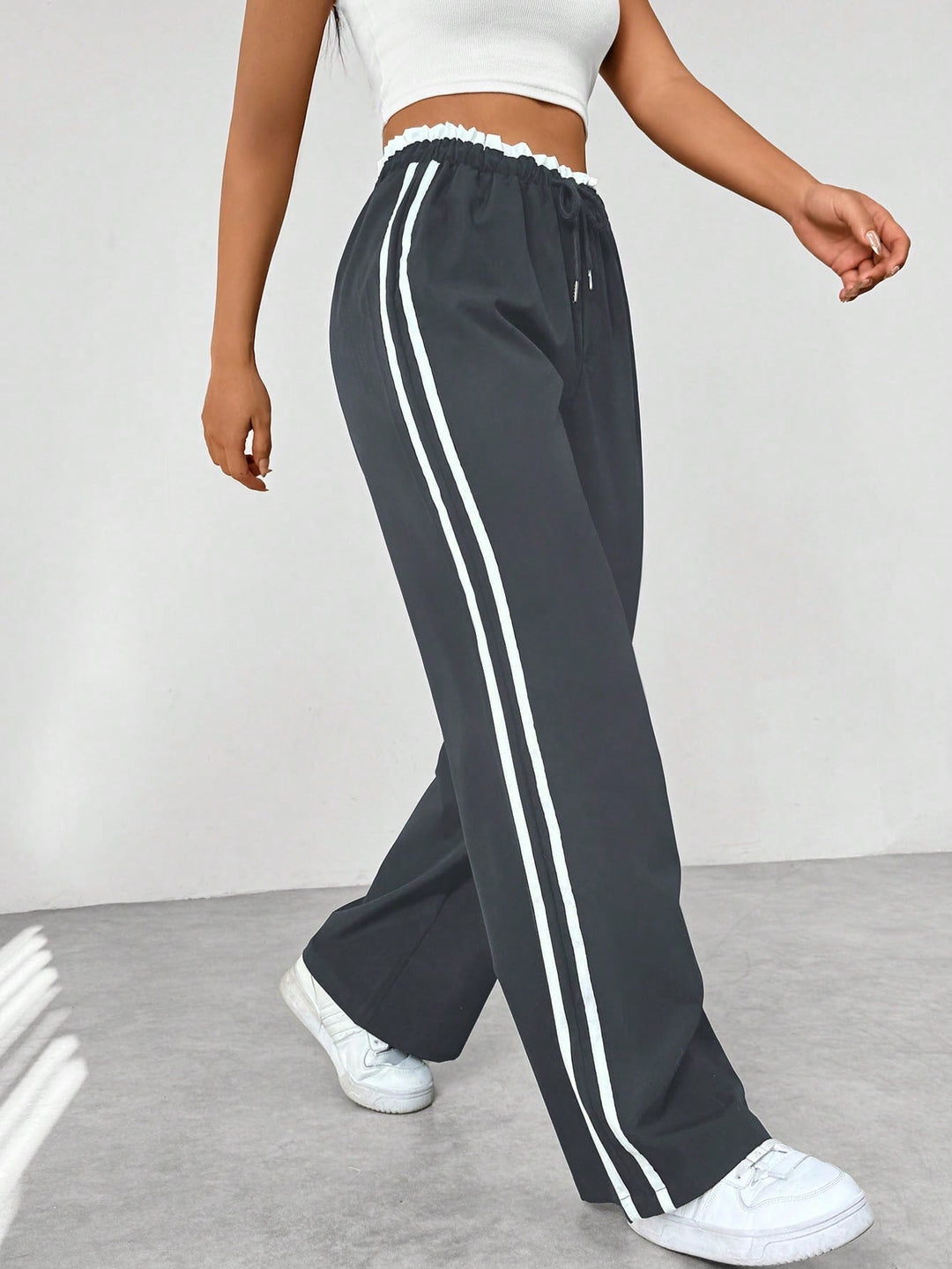 Pantalon Sportif Femme Large avec Taille Élastique et Rayures Latérales – Confort et Style Décontracté 3