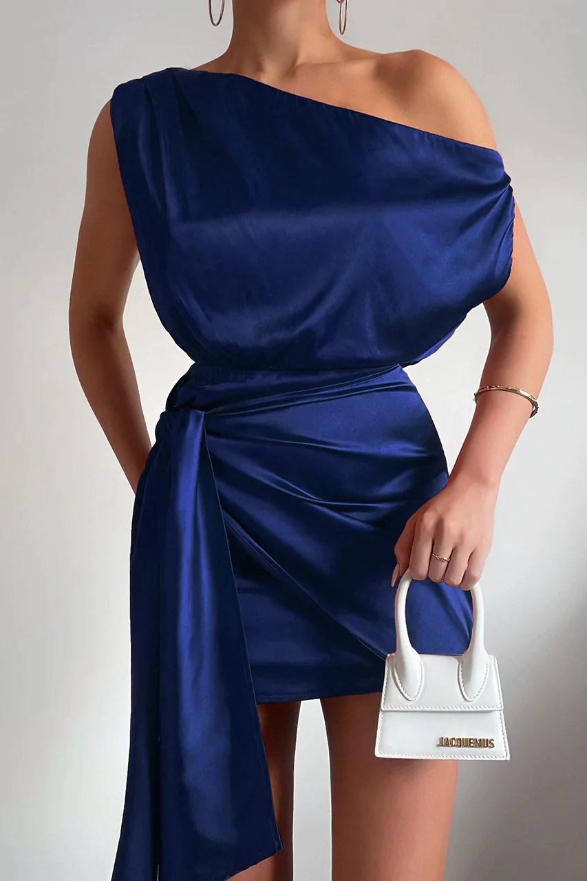 Robe Mini Élégante à Épaule Dénudée en Satin – Parfaite pour Toutes Occasions 0