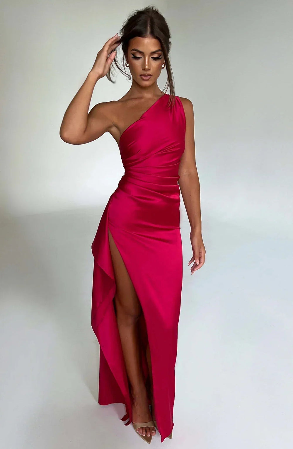 Robe de Soirée en Satin Jaida avec Design Asymétrique et Fente Latérale 1