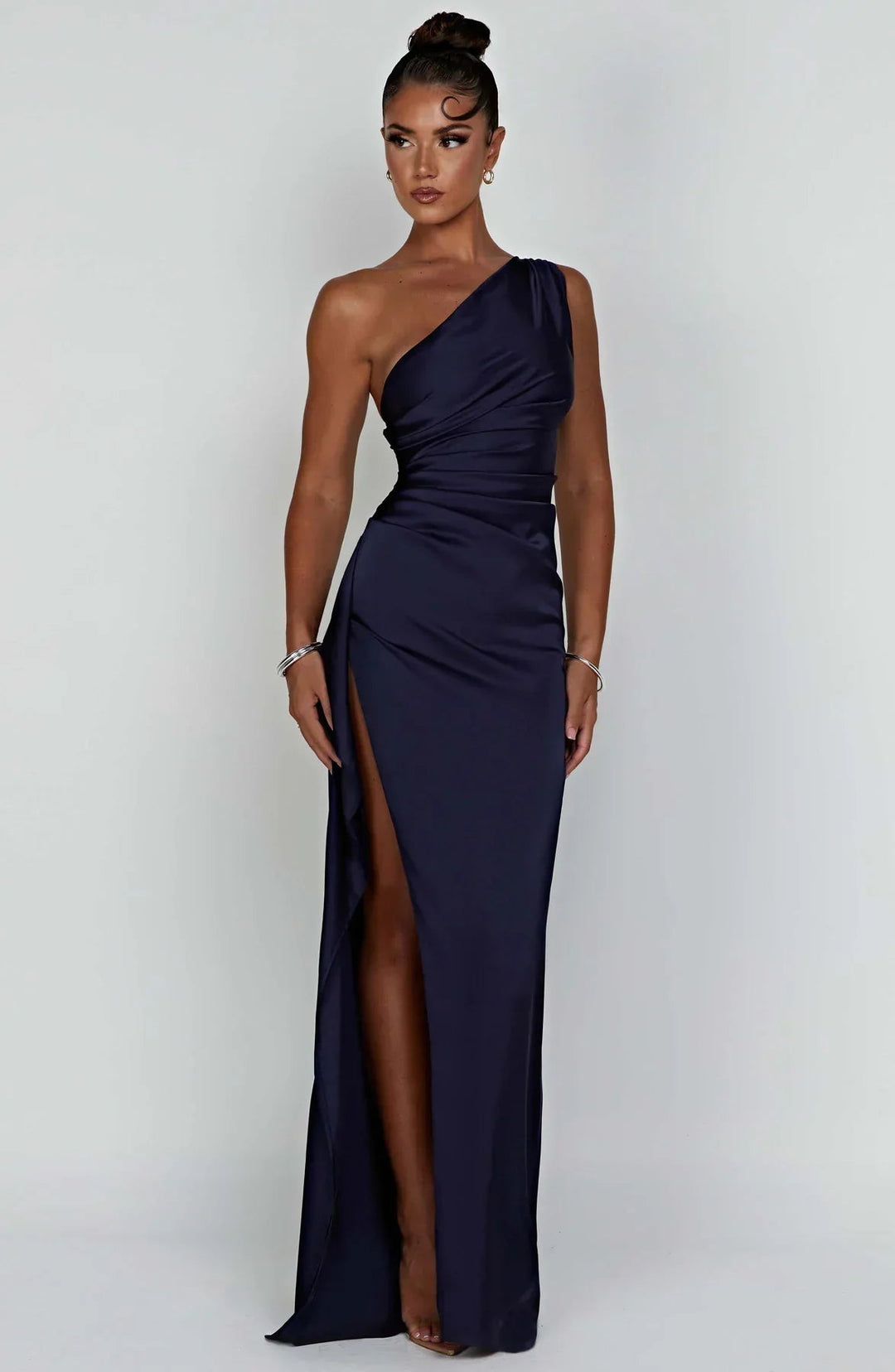 Robe de Soirée en Satin Jaida avec Design Asymétrique et Fente Latérale 10