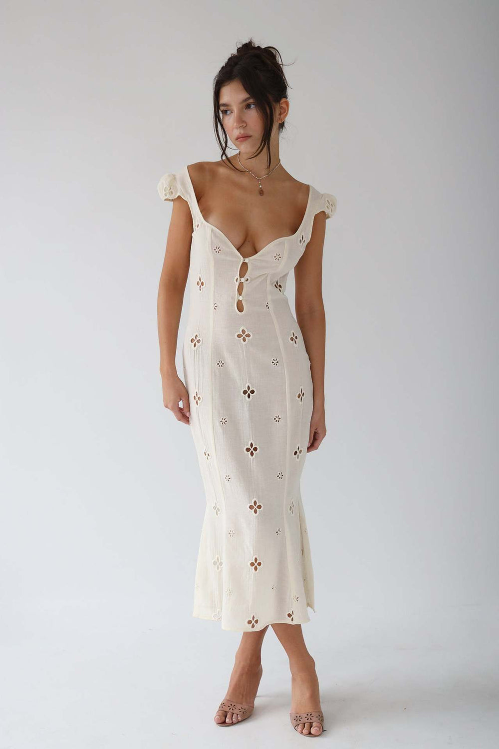 Robe MIDI Vintage en Coton Léger avec Broderie Élégante et Manches Bouffantes – Silhouette en Queue de Poisson-2
