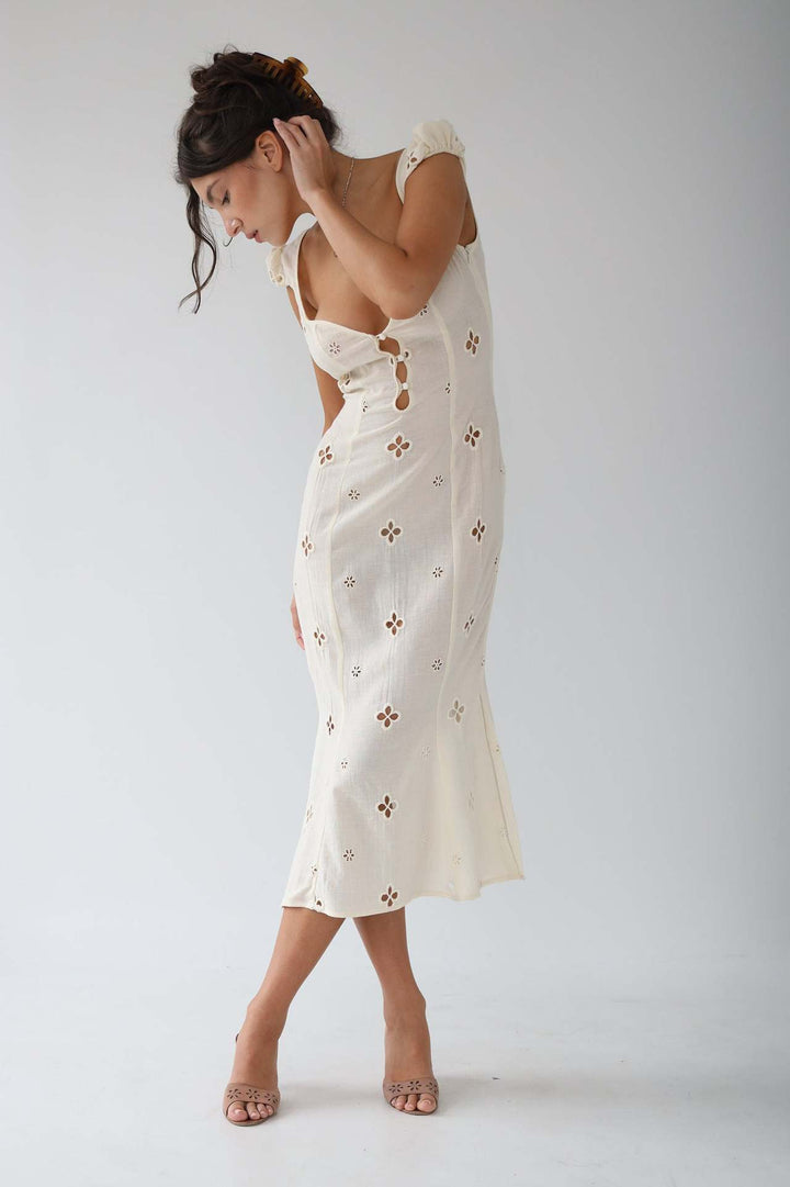 Robe MIDI Vintage en Coton Léger avec Broderie Élégante et Manches Bouffantes – Silhouette en Queue de Poisson-5