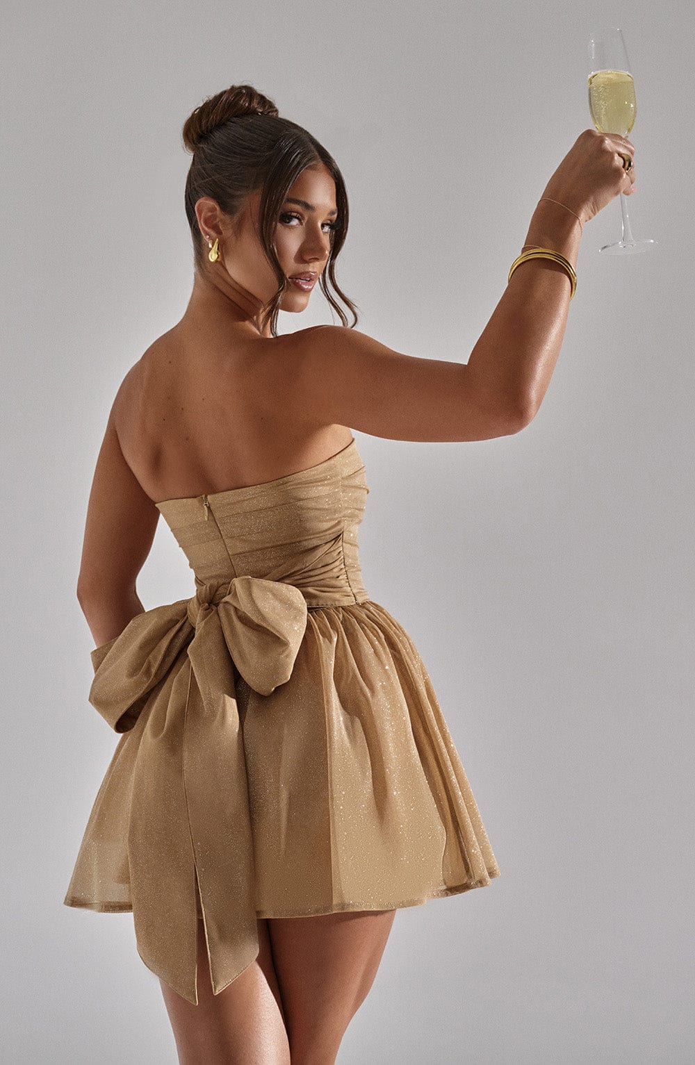 Robe de Soirée Mini Éclatante Sans Bretelles avec Jupe Évasée et Nœud Oversize en Paillettes Dorées-6